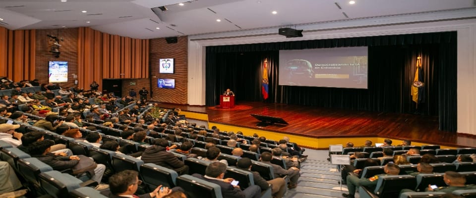 Foto del ministro TIC en conferencia