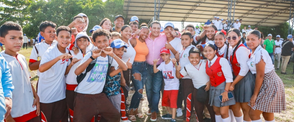 Foto del ministro TIC junto a ciudadanos beneficiarios