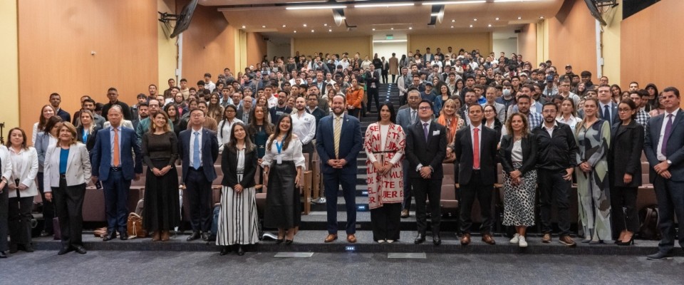 Foto del Ministro TIC junto a conferencias y masterclass en el lanzamiento de AvanzaTEC