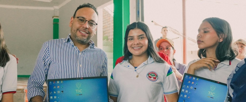 Foto del ministro TIC junto a estudiantes de Bucaramanga