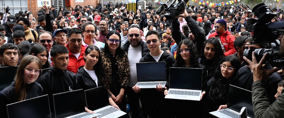 Foto del ministro TIC en la entrega de computadores para estudiantes de Ciudad Bolívar