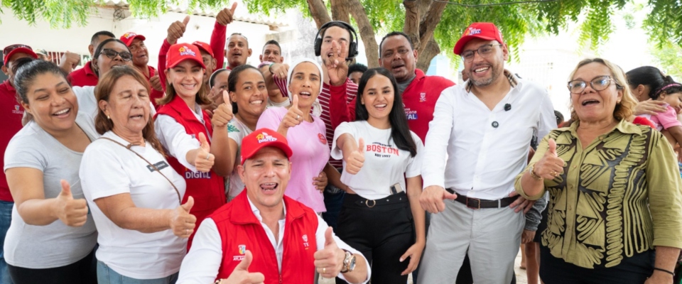 Foto del ministro TIC junto a ciudadanos de Soledad - Atlántico