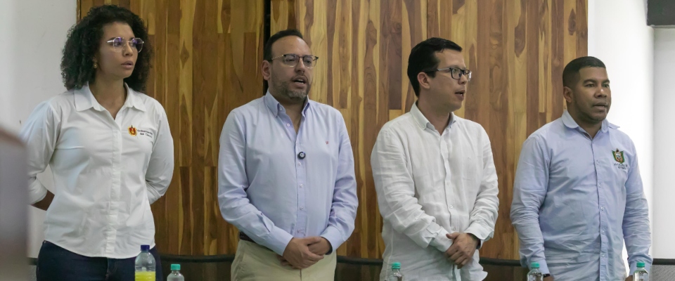 Foto del ministro TIC y asistentes en el anuncio de la segunda red de fibra óptica para Chocó