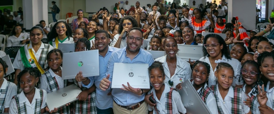 Foto del ministro TIC junto a niños del departamento de Choco