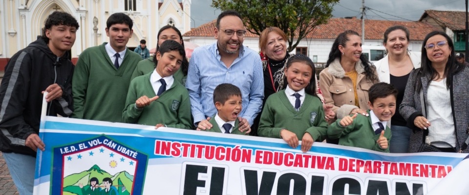Foto del ministro TIC junto a niños beneficarios de los proyectos del Ministerio TIC