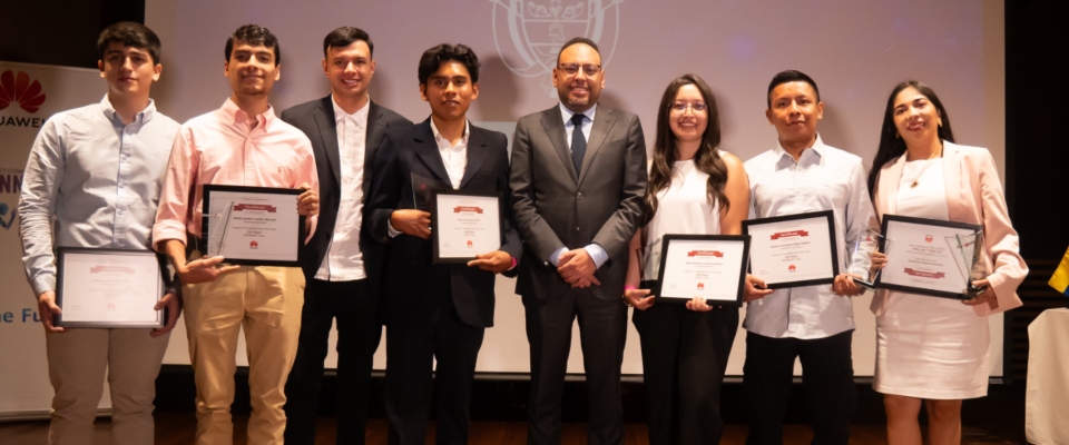 Ministro TIC junto a estudiantes de universidad del Cauca