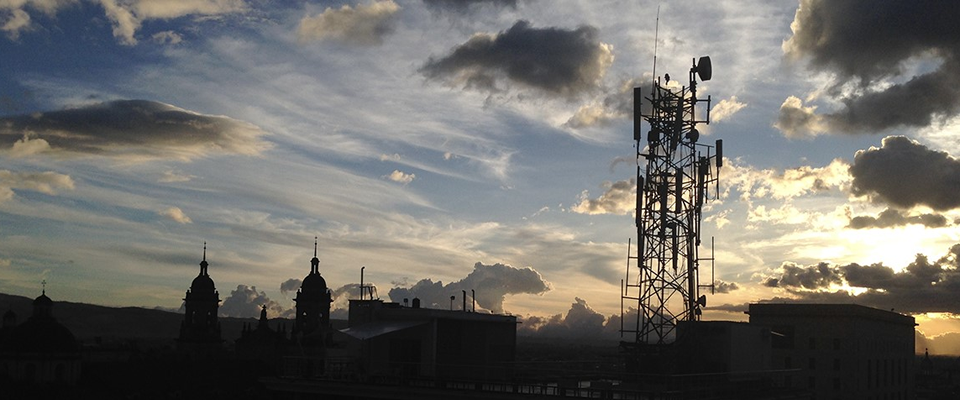 Foto de una antena radioeléctrica
