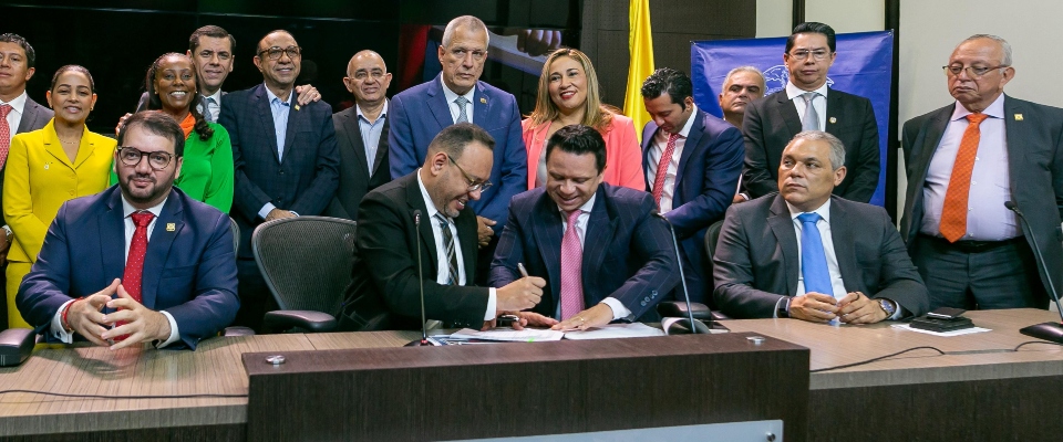Foto del ministro TIC en la radicación del proyecto de ley ‘Internet Solidario’