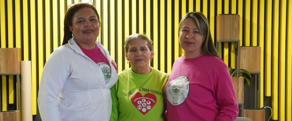 Foto de mujeres pertenecientes al labor de las personas cuidadoras en Colombia