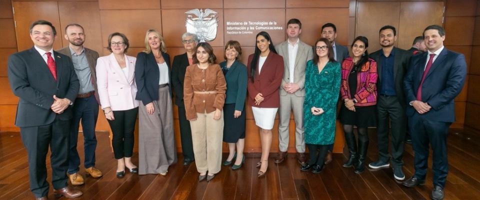 Foto de parlamentarios británicos y colaboradores del Ministerio TIC