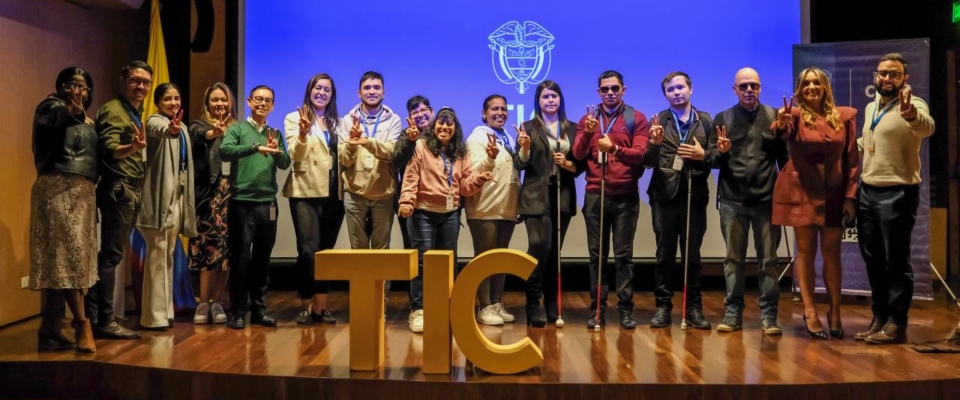 Foto de personas beneficiarias con discapacidad visual y auditiva