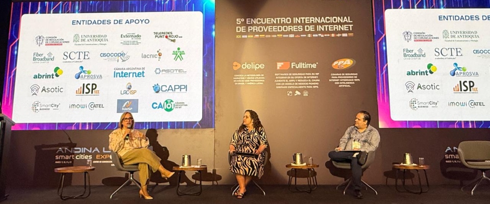 Panel en Andina Link Smart Cities Expo sobre conectividad y ecosistema de internet, con expertos del sector analizando retos digitales.